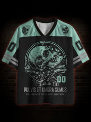 Herren-T-Shirt mit V-Ausschnitt und Aufdruck „Pulvis Et Umbra Sumus“