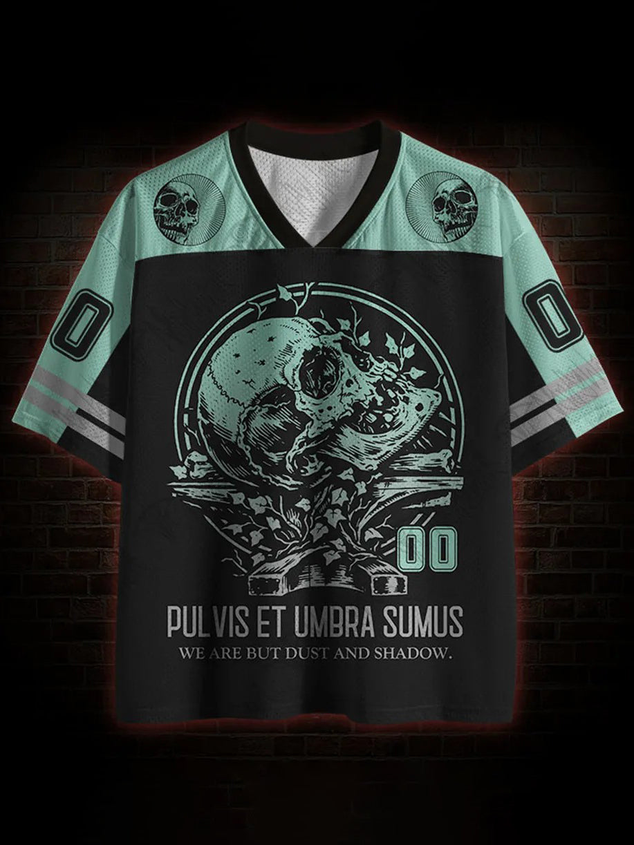 Herren-T-Shirt mit V-Ausschnitt und Aufdruck „Pulvis Et Umbra Sumus“