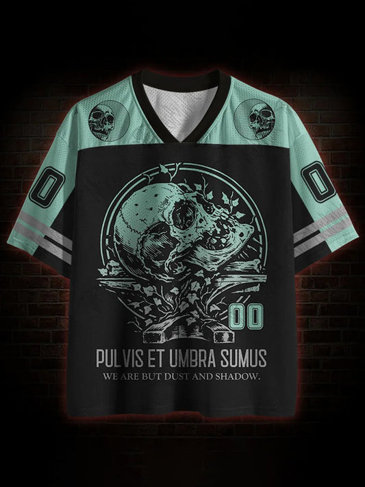 Herren-T-Shirt mit V-Ausschnitt und Aufdruck „Pulvis Et Umbra Sumus“