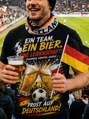 Herren-T-Shirt mit Grafik: Deutscher Fußball und Bier-Grüße