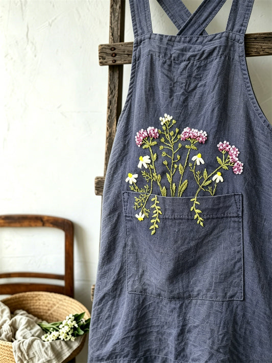 Damen-Küchenschürze im Cottagecore-Stil mit Wald-Blumenmuster und aufgesetzter Tasche aus Leinen