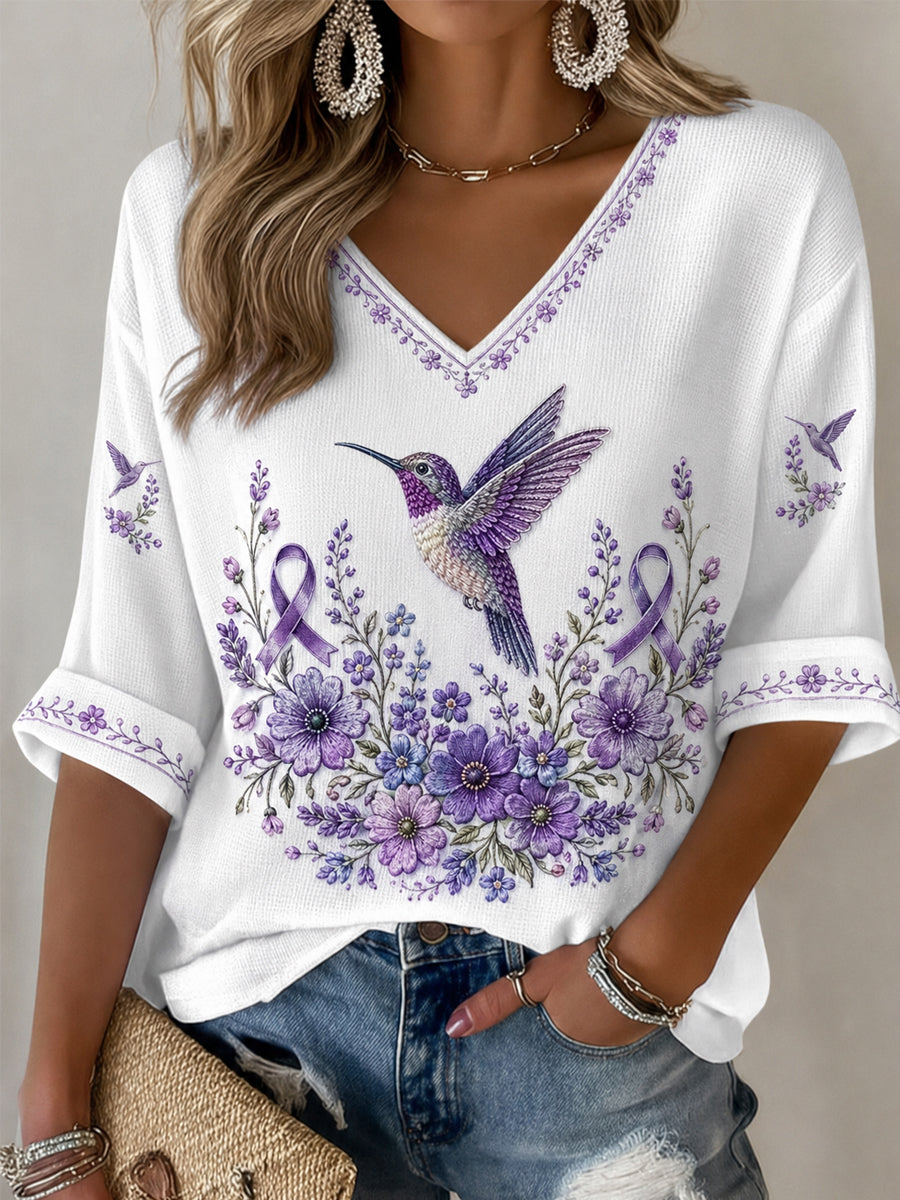 Damen-T-Shirt in Lila mit Blumen- und Kolibri-Print, halblangen Ärmeln und V-Ausschnitt – Unterstützung für das Bewusstsein rund um die Alzheimer-Krankheit