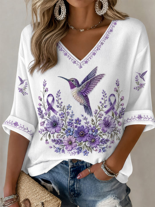 Damen-T-Shirt in Lila mit Blumen- und Kolibri-Print, halblangen Ärmeln und V-Ausschnitt – Unterstützung für das Bewusstsein rund um die Alzheimer-Krankheit