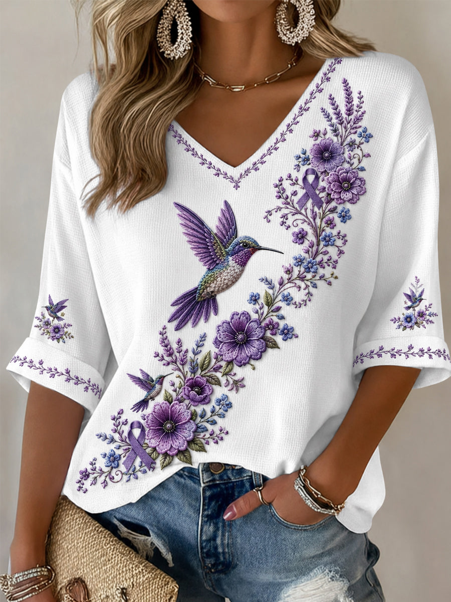 Damen-T-Shirt in Lila mit Blumen- und Kolibri-Print, halblangen Ärmeln und V-Ausschnitt – Unterstützung für das Bewusstsein rund um die Alzheimer-Krankheit