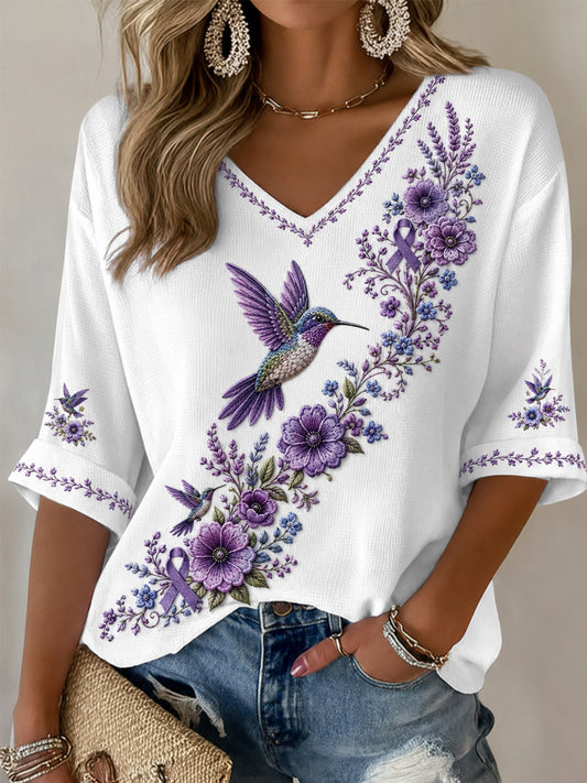 Damen-T-Shirt in Lila mit Blumen- und Kolibri-Print, halblangen Ärmeln und V-Ausschnitt – Unterstützung für das Bewusstsein rund um die Alzheimer-Krankheit