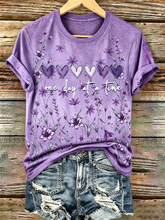 Damen-T-Shirt mit lila Blumenmuster und Aufdruck zur Sensibilisierung für die Alzheimer-Krankheit
