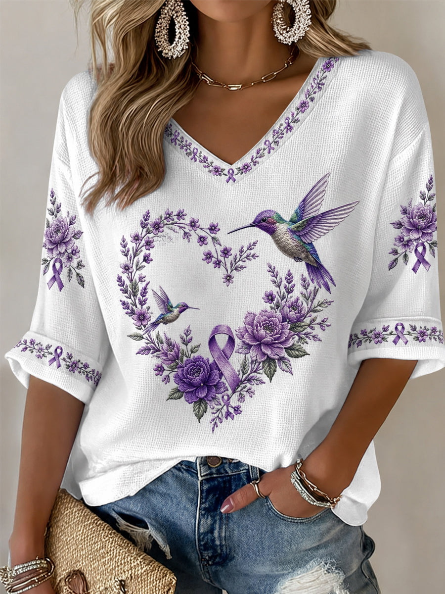 Damen-T-Shirt in Lila mit Blumen- und Kolibri-Print, halblangen Ärmeln und V-Ausschnitt – Unterstützung für das Bewusstsein rund um die Alzheimer-Krankheit