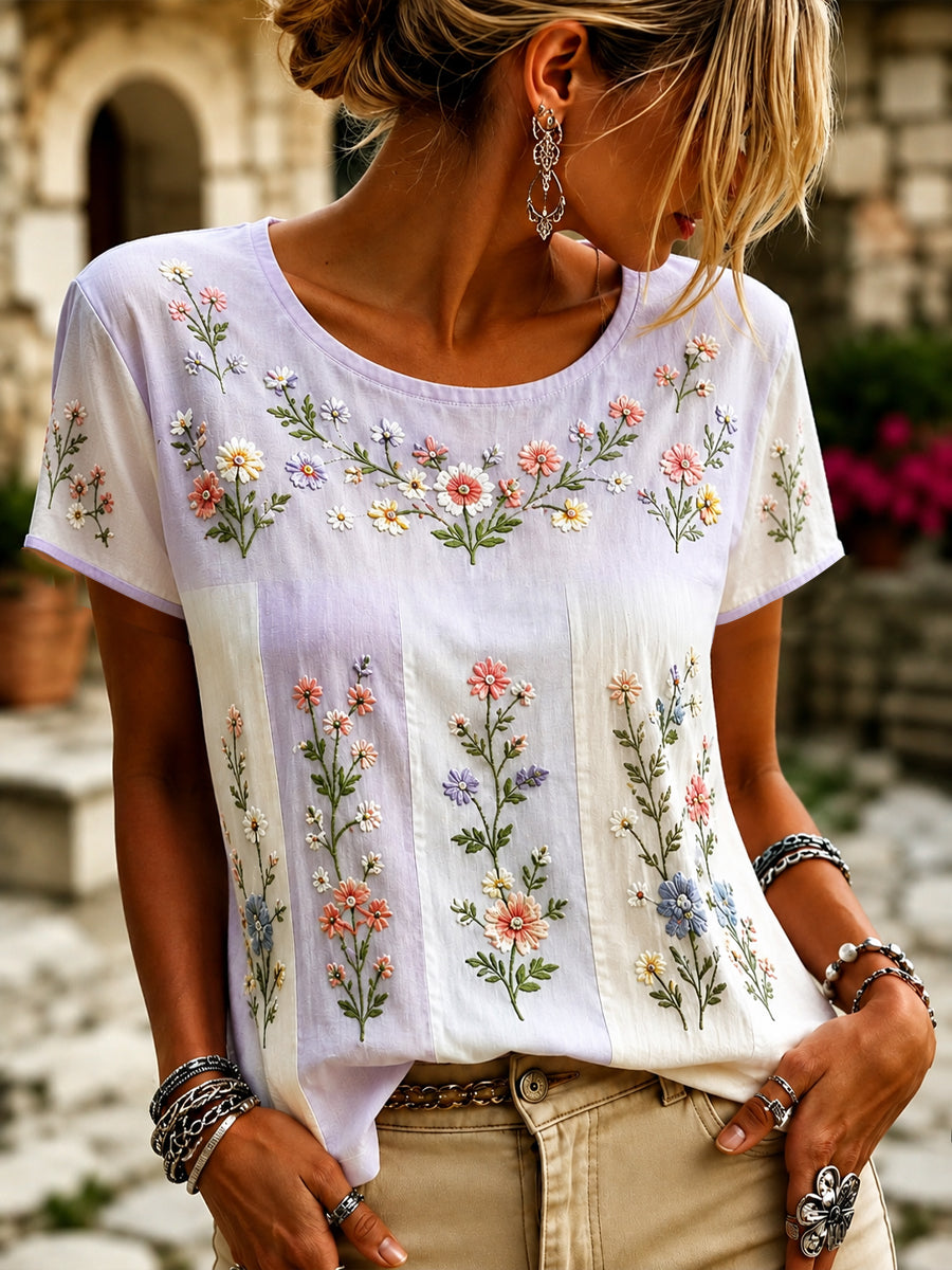 Lässiges T-Shirt für Damen mit lila Blumenkunstdruck